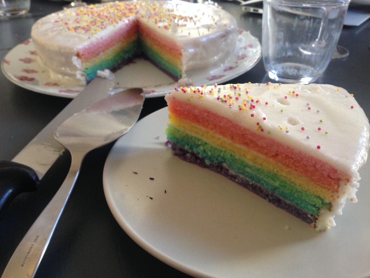 Gâteau avec des couches superposées de couleurs de l'arc-en-ciel