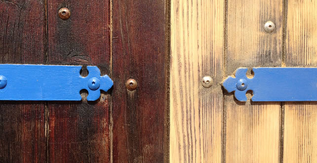 visuel d'une porte peinte en bois foncé et l'autre en bois clair avec le bout de la ferronnerie en bleu