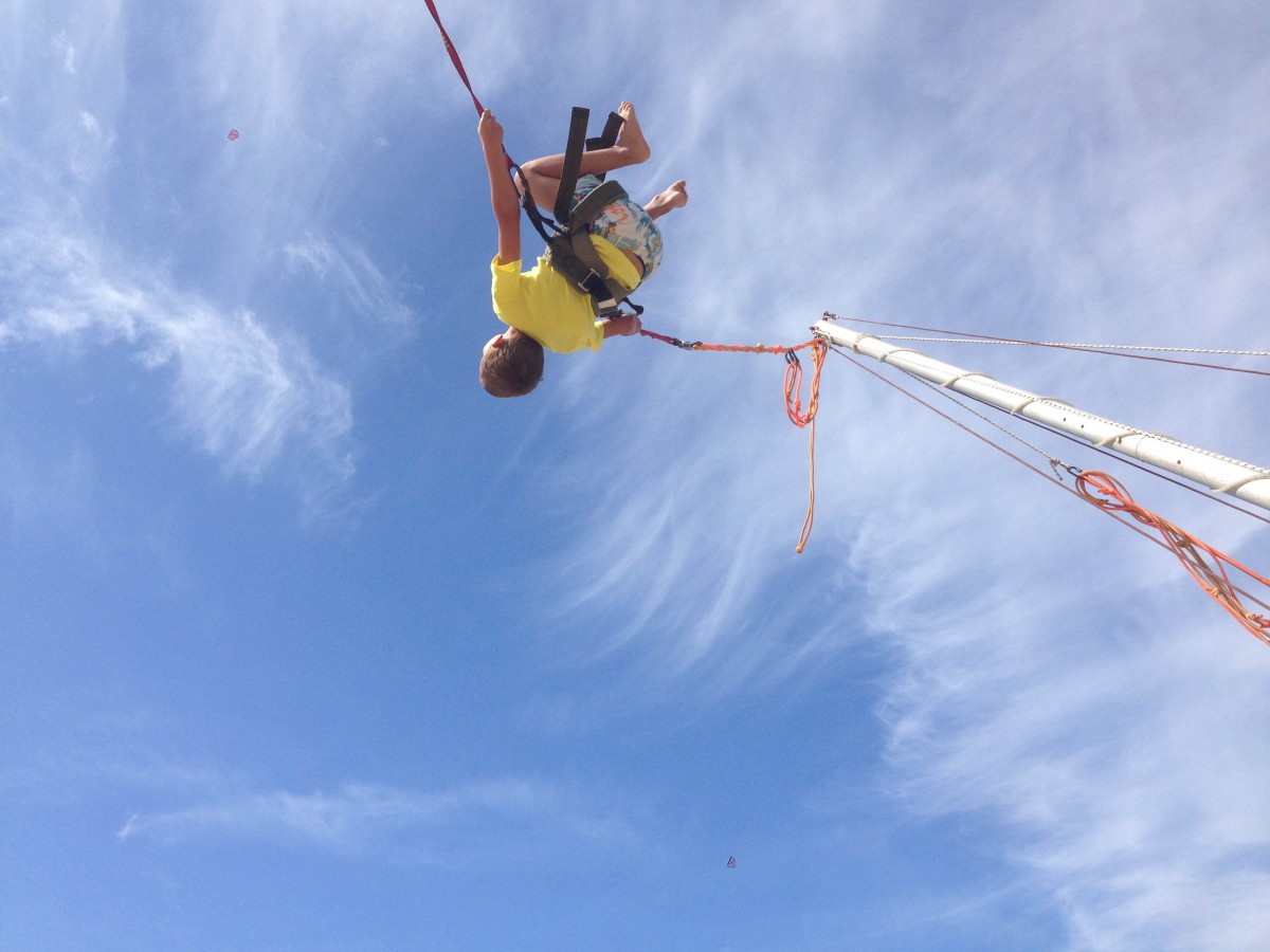 enfant accroché à un élastique qui saute en l'air