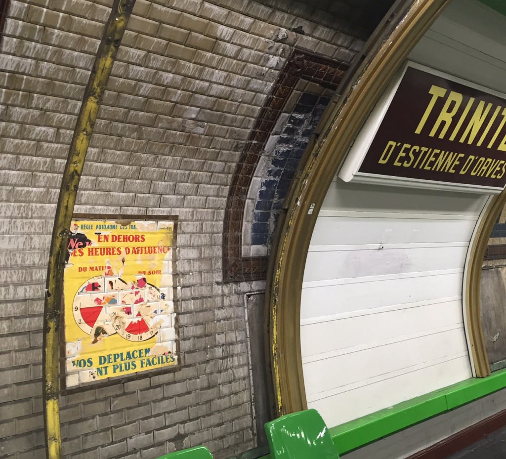 L'actuelle station est en rénovation, sous les vestiges ils ont mis en avant les vieilles affiches des années 50 du métro Trinité d'Estienne d'Orves