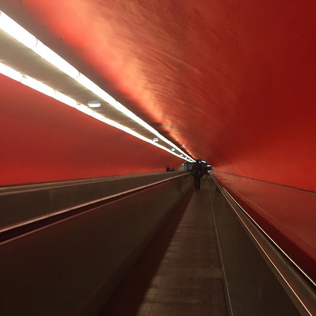 Perspective du tunnel rouge de l'opera avec son tapis roulant
