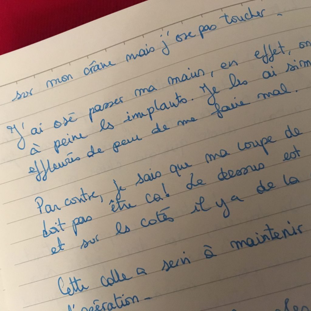 J’ai osé passer ma main, en effet, on sent à peine les implants. Je les ai simplement effleurés de peur de me faire mal.