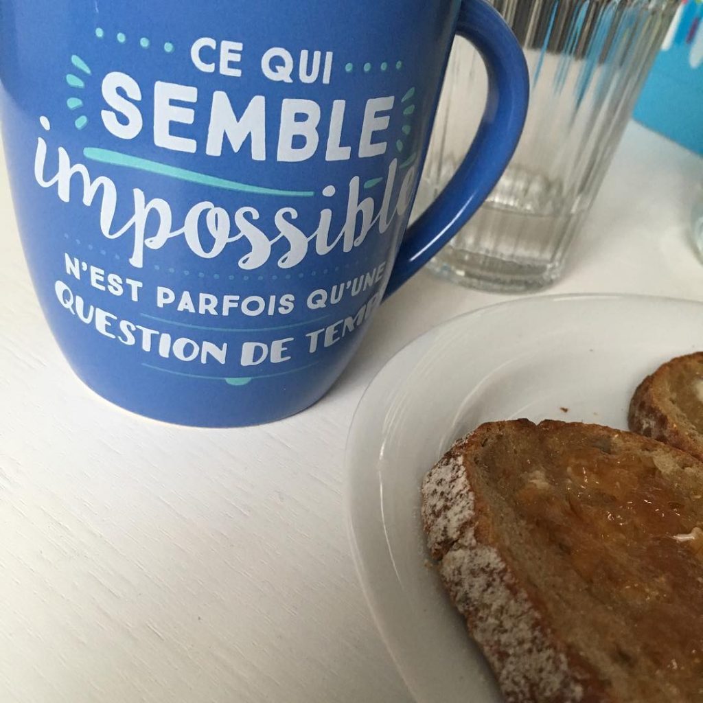 Une tasse qui a l'inscription suivante : ce qui semble impossible, n'est parfois qu'une question de temps