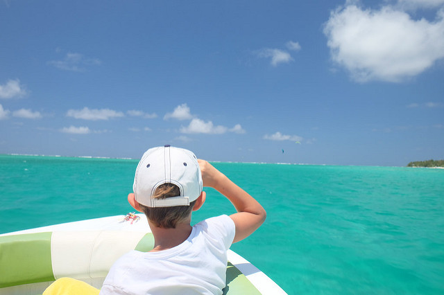 Minipixel avec une casquette sur une mer turquoise et ciel bleu.