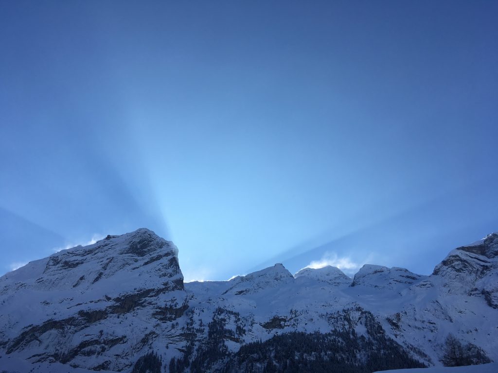 Aperçu des rayons du soleil malgré la montagne