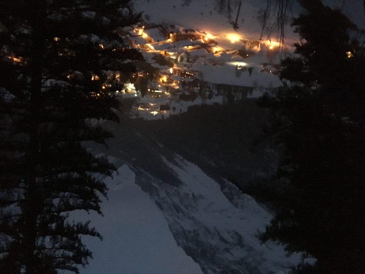 Vue de Pralognan de nuit après une heure de marche en raquettes à la nuit tombée