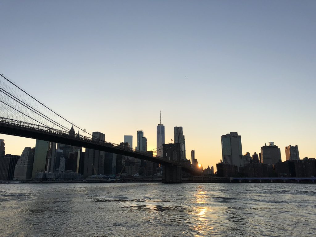 Coucher de soleil sur New York, le pont de Brooklyn au premier plan, Soleil qui se reflète sur le fleuve de l'Hudson