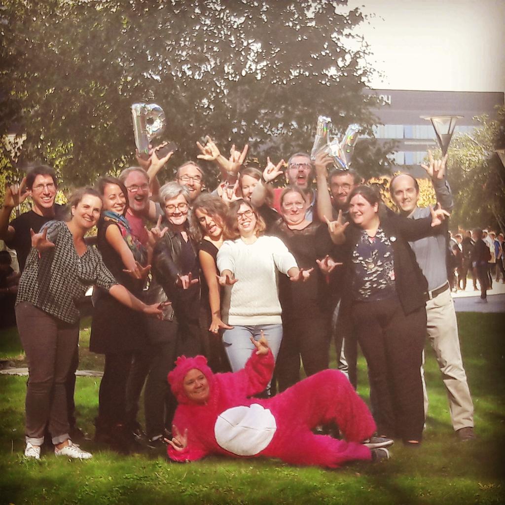 groupe de personnes avec moi déguisée en bisounours rose