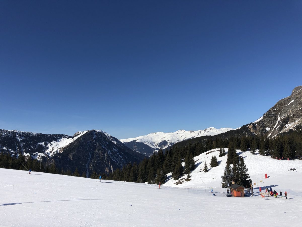 Vue depuis le mont Bochor vers les 3 vallées, ciel bleu, montagnes recouvertes de neige