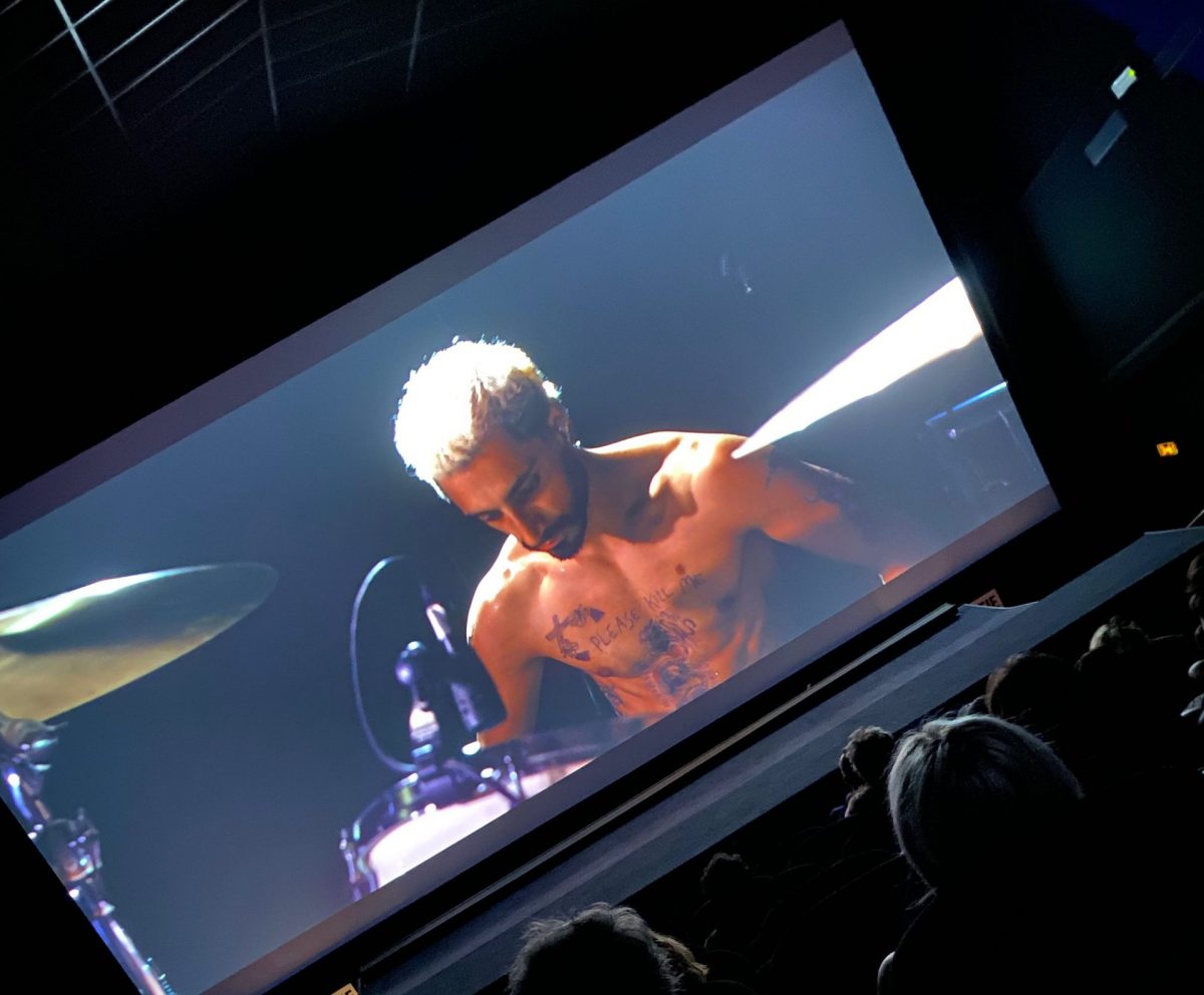 Musicien concentré sur sa batterie en plein concert