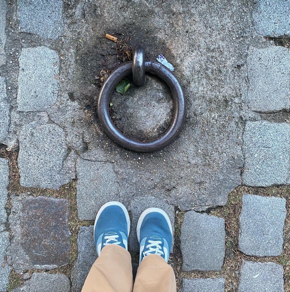 Mes baskets bleues vues de haut avec un anneau où on attache les bateaux