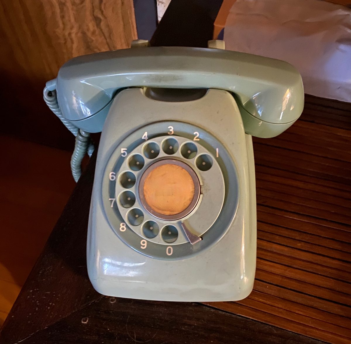 Téléphone avec un fil qui relie le combiné au terminal. Les chiffres s'obtiennent en les tournant sur l'interface du téléphone. Téléphone du 20e siècle. Il n'a rien de digital.
