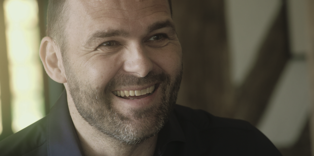 Olivier Goy tout sourire devant la caméra